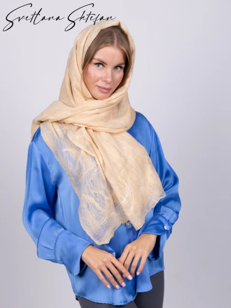 Палантин из шелка и шерсти бежевый ручной работы - превью 3