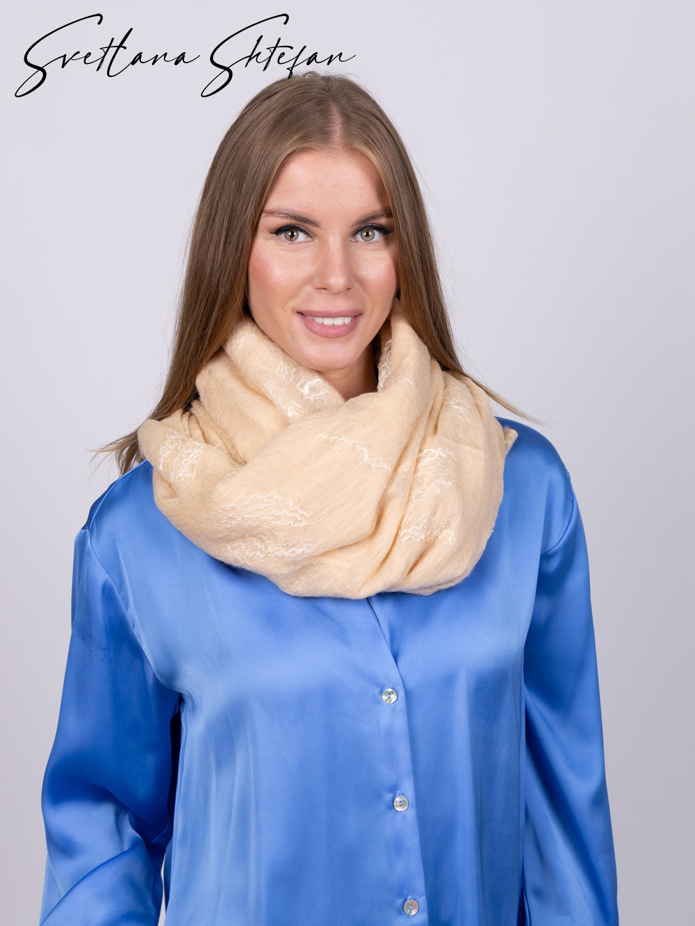 Палантин из шелка и шерсти бежевый ручной работы