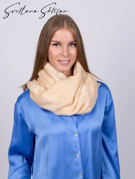 Палантин из шелка и шерсти бежевый ручной работы - превью 4