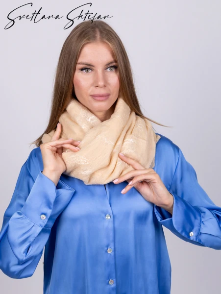 Палантин из шелка и шерсти бежевый ручной работы - превью 5