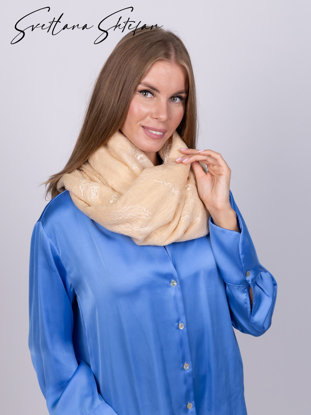 Палантин из шелка и шерсти бежевый ручной работы