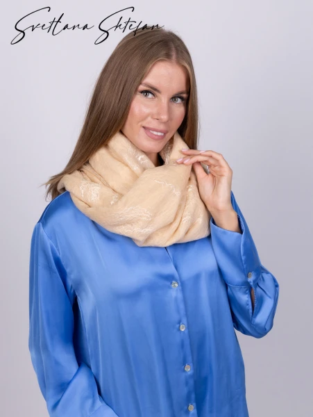 Палантин из шелка и шерсти бежевый ручной работы - превью 6