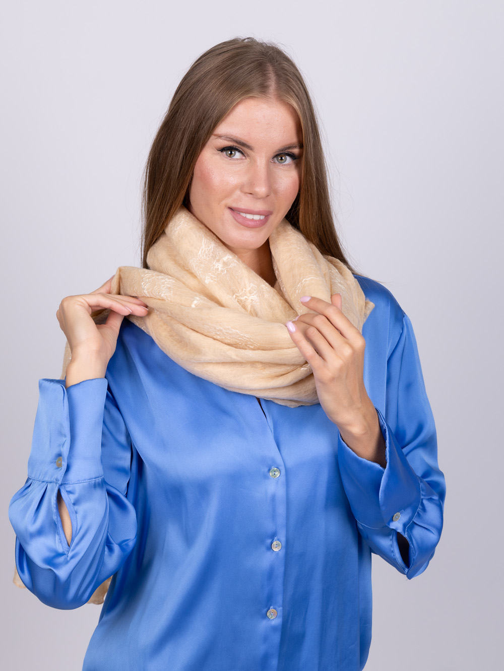 Палантин из шелка и шерсти бежевый ручной работы