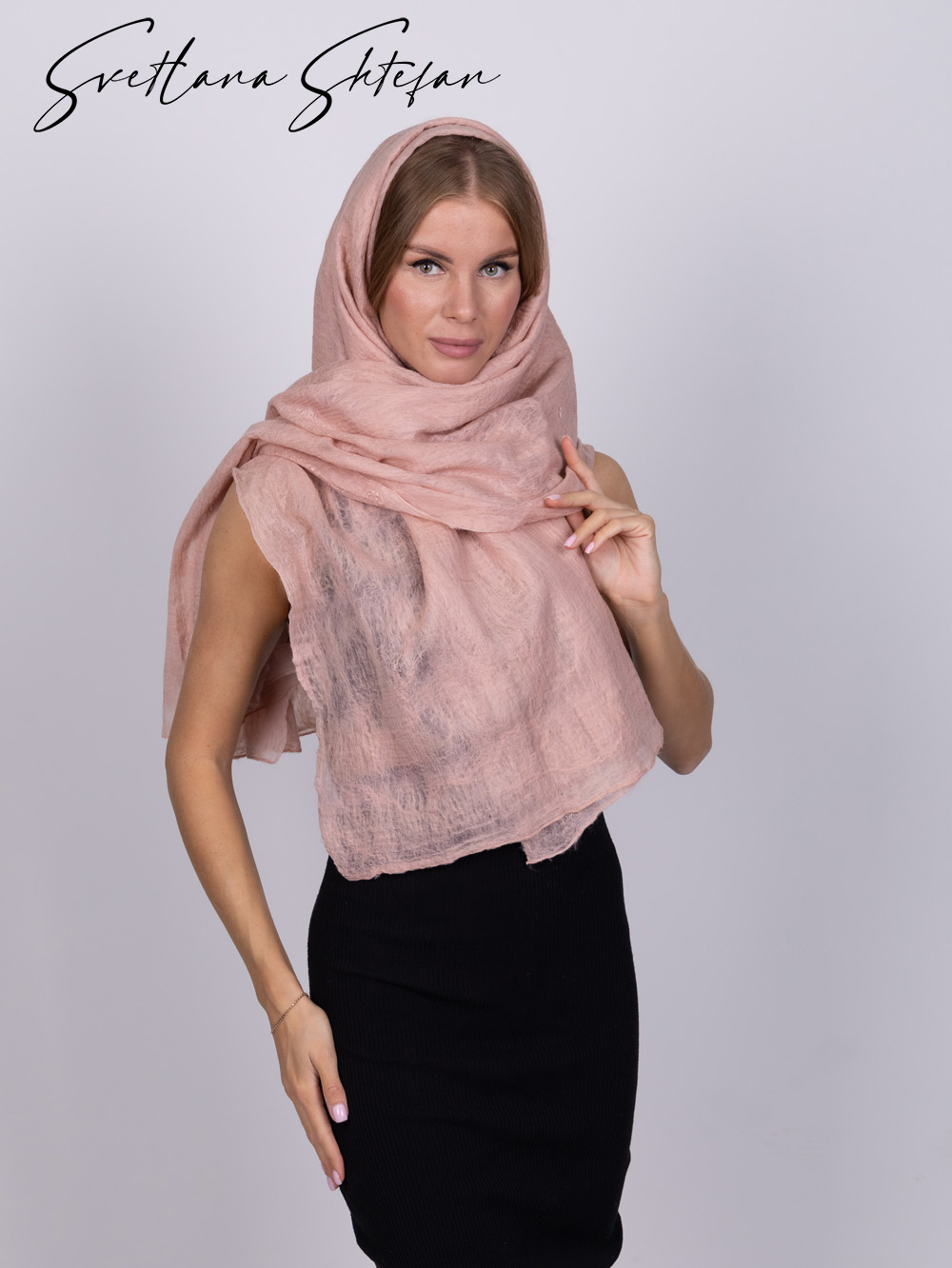 Пудровый палантин ручной работы