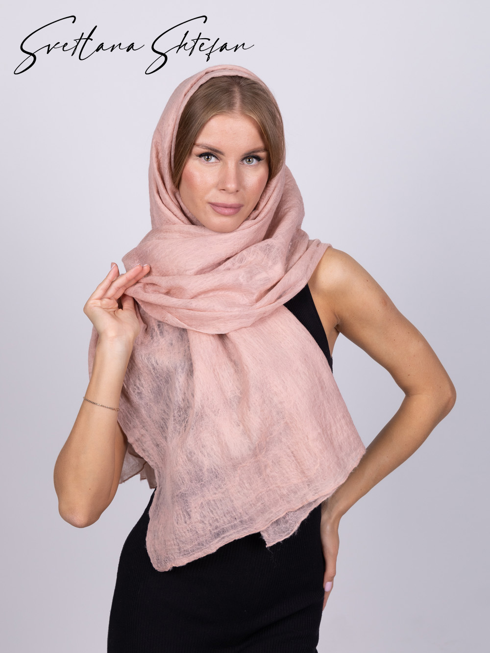 Пудровый палантин ручной работы