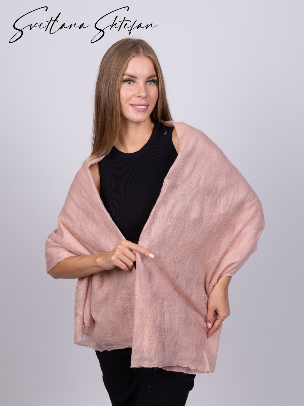 Пудровый палантин ручной работы