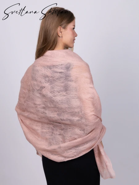 Пудровый палантин ручной работы - превью 9