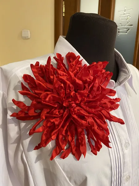 Брошь цветок из шелка