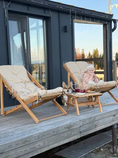 Villis/Садовая мебель/Кресло-шезлонг из дерева складное 2 шт. + две бежевые подушки и деревянный стол