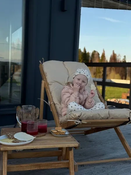 Villis/Садовая мебель/Кресло-шезлонг из дерева складное 2 шт. + две бежевые подушки и деревянный стол - превью 5