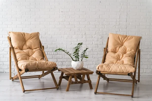 Villis/Садовая мебель/Кресло-шезлонг из дерева складное 2 шт. + две бежевые подушки и деревянный стол - превью 9