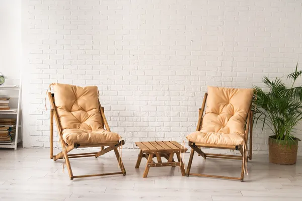 Villis/Садовая мебель/Кресло-шезлонг из дерева складное 2 шт. + две бежевые подушки и деревянный стол