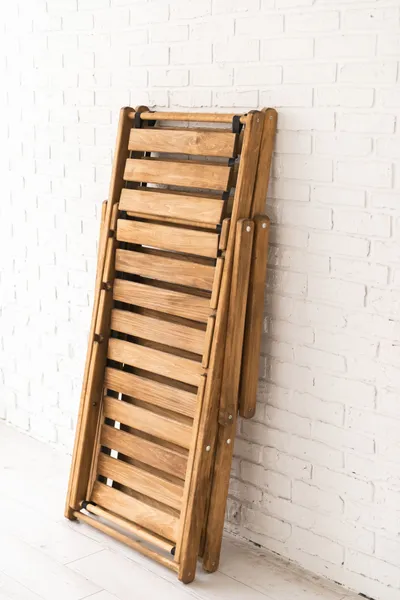 Villis/Садовая мебель/Кресло-шезлонг из дерева складное 2 шт. + две бежевые подушки и деревянный стол