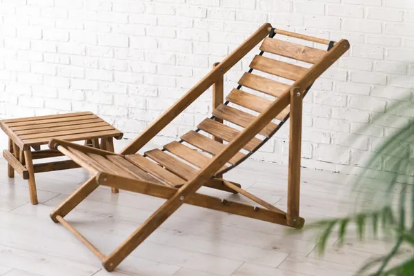 Villis/Садовая мебель/Кресло-шезлонг из дерева складное 2 шт. + две бежевые подушки и деревянный стол