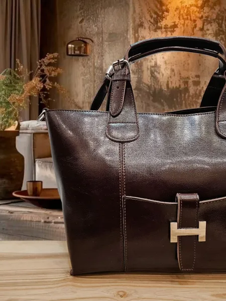 Женская сумка из натуральной кожи (фактура мрамора с мерцанием) ,шоколадно коричневая тоут DakkottaGREEN, с двумя регулируемыми ручками , ремнем через плечо ,вмещает А4 формат