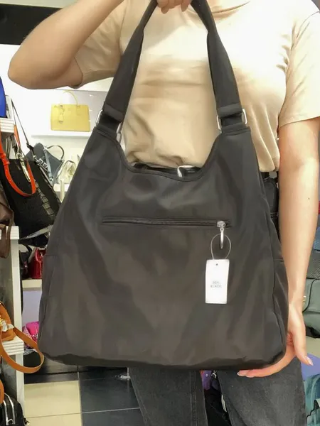 Сумка хозяйственная черная. Сумка женская на плечо большая лёгкая для тренировки, фитнеса. Шоппер плащёвка на молнии повседневный.