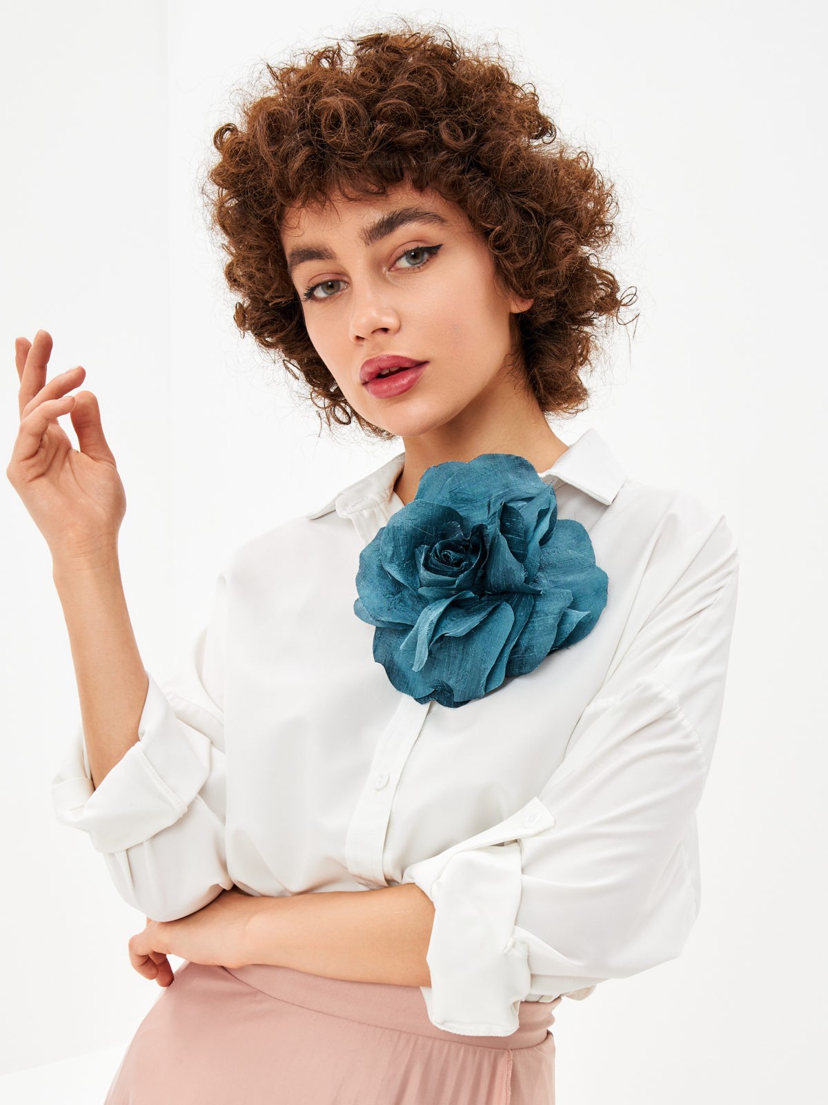 Брошь из ткани цветок на платье