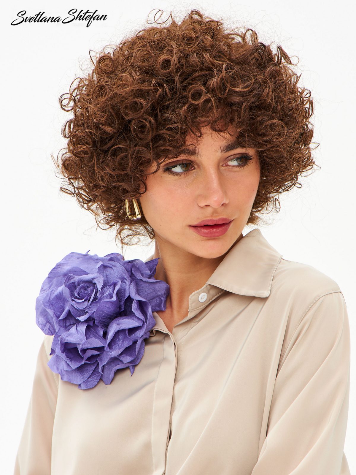 Брошь цветок на платье сиреневый