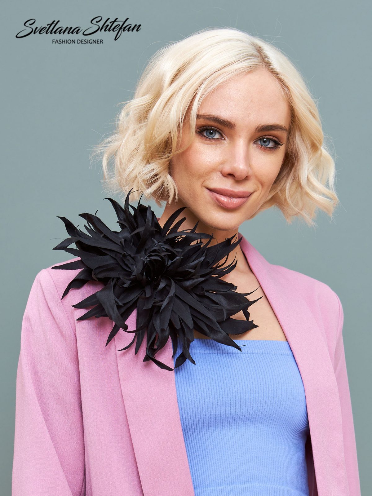 Брошь цветок на платье черная S21258