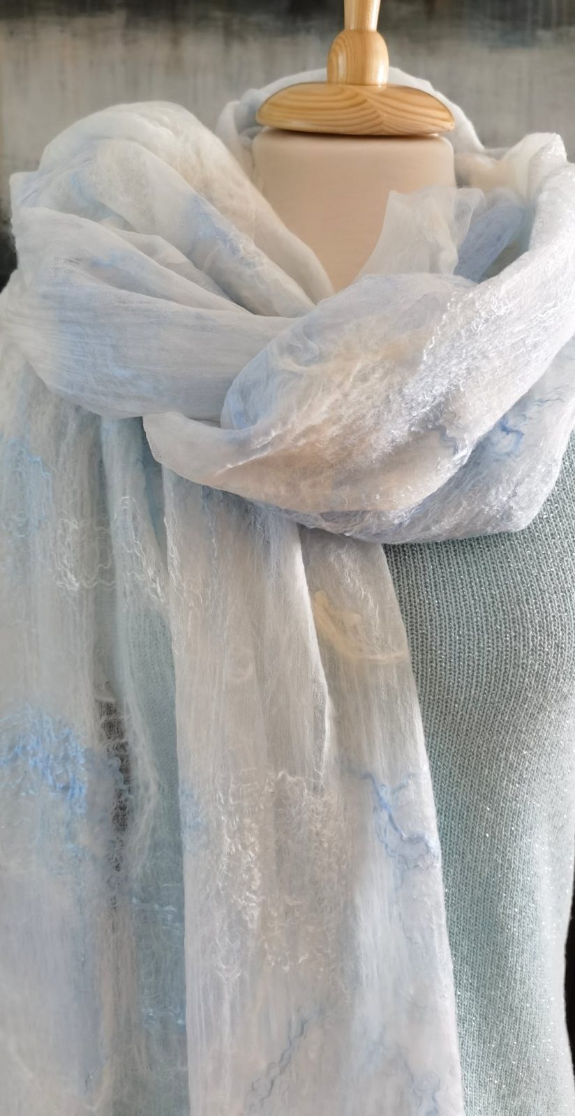 Палантин шарф женский бело голубой шелк