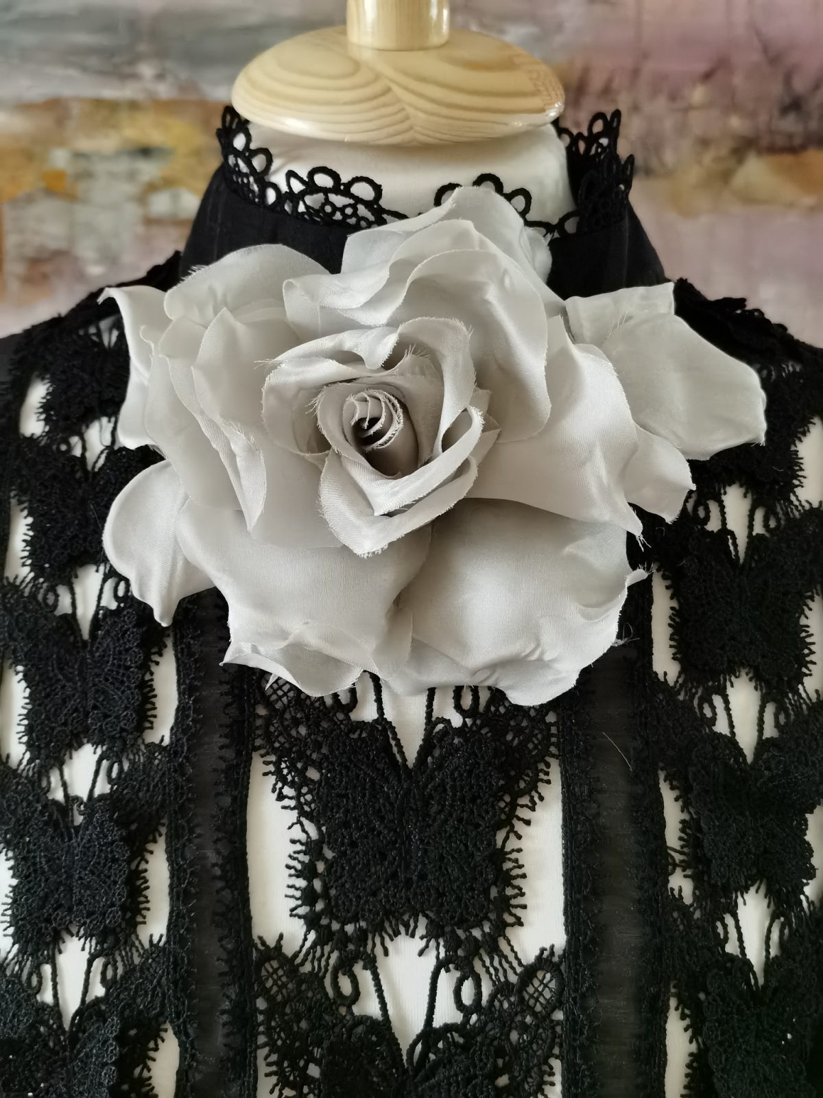 Серая роза брошь. Брошь цветок