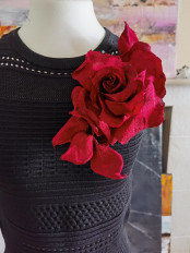 Брошь цветок из шелка на платье. Красная шелковая роза S21039 - превью 1