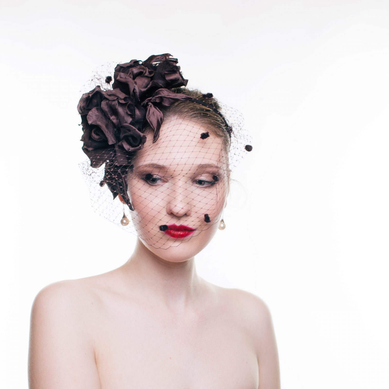 Вечерняя коктейльная шляпка с вуалью для скачек