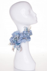 Брошь цветы на платье - превью 1