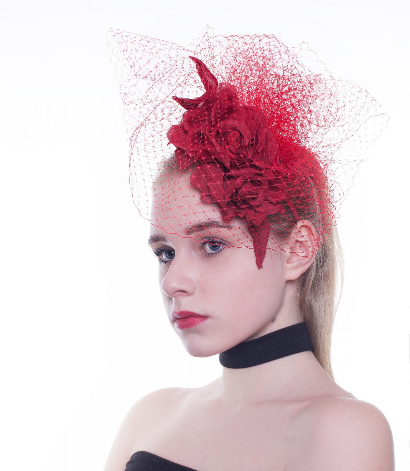 Шляпка вуалетка красная для скачек вечерняя