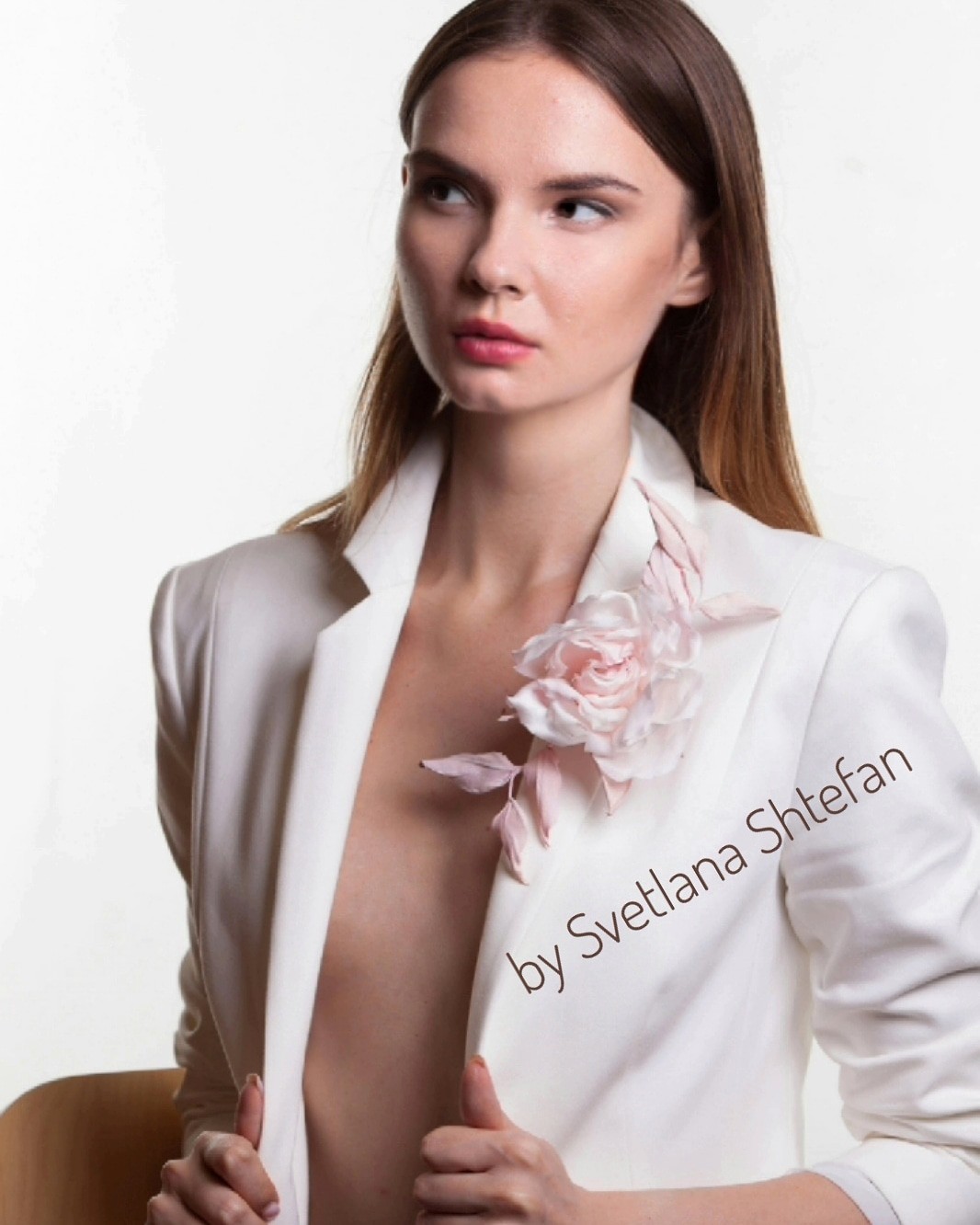 Брошь из шелковых цветов