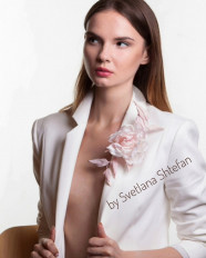 Брошь из шелковых цветов - превью 1