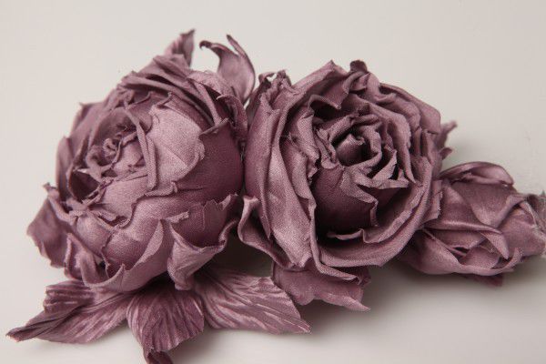 Брошь цветы из ткани "Лиловые розы"