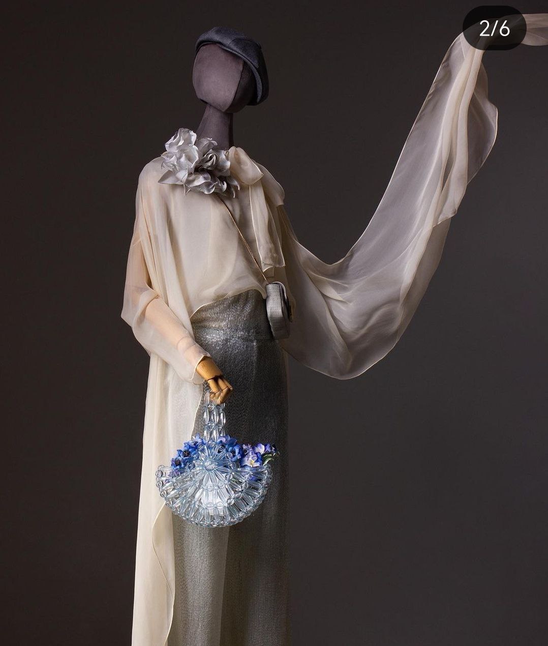 Брошь цветок бежевый на платье