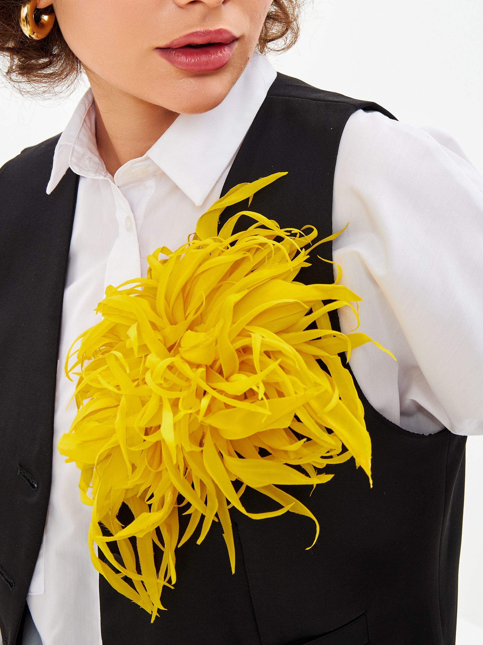 Брошь цветок из шелка желтая