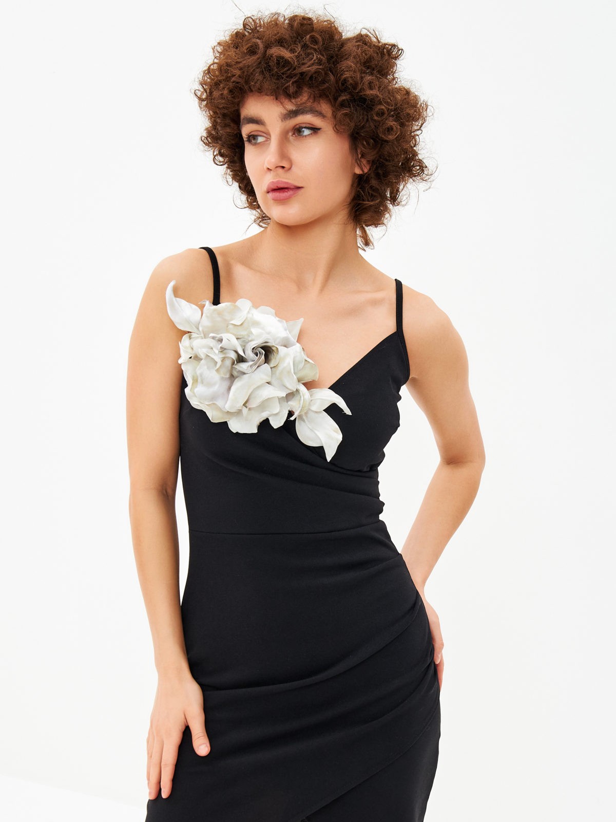 Брошь цветок на платье