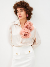 Пудровые цветы из шелка на платье - превью 1