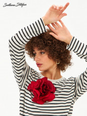 Брошь цветок на платье - превью 1