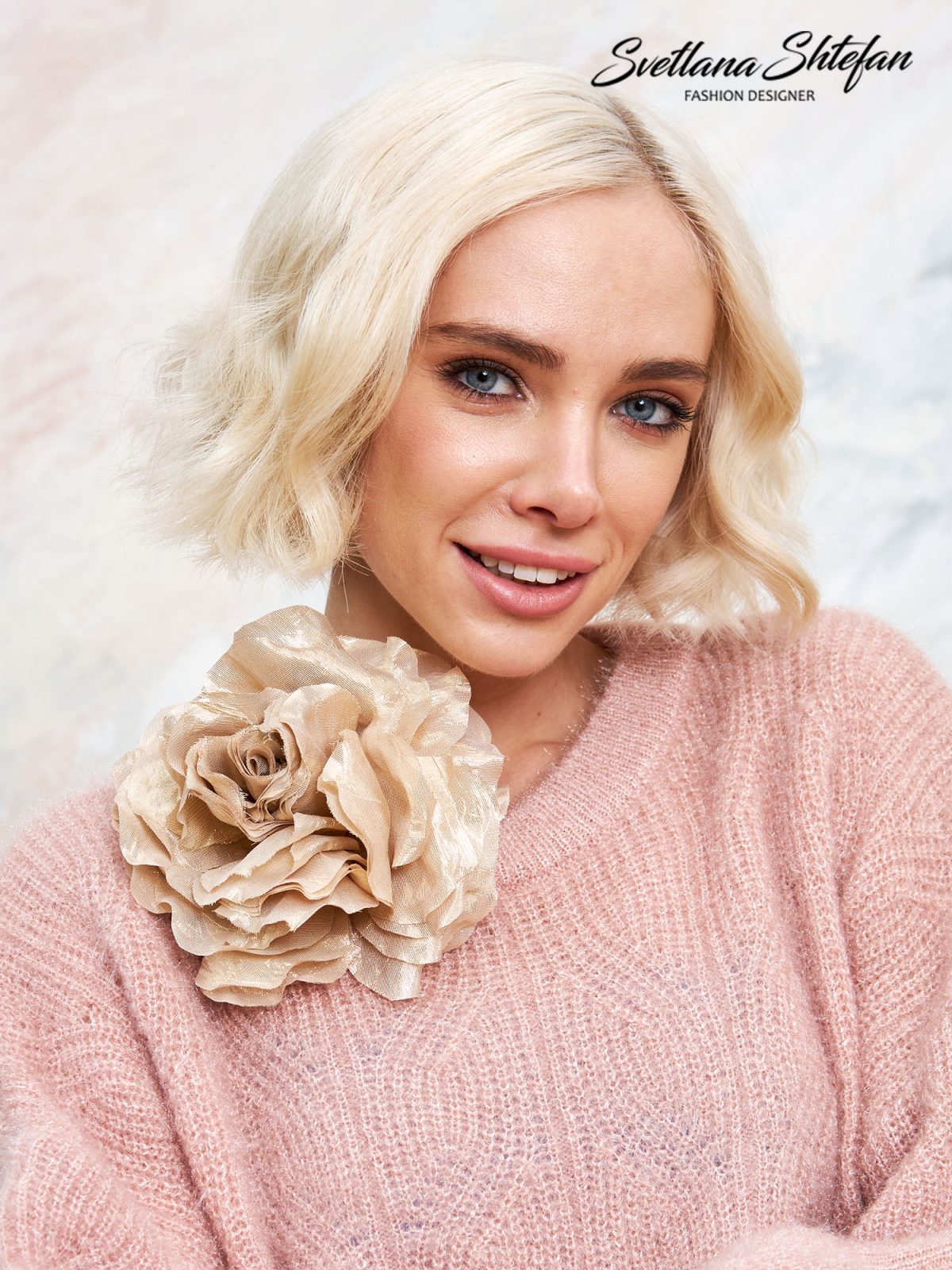 Брошь бежевый цветок S21008