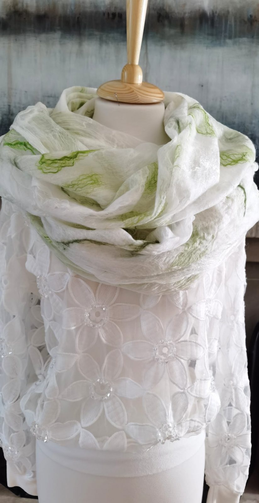 Палантин женский белый с зелеными вставками