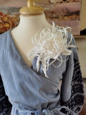 Белый цветок на платье. Белая хризантема брошь - превью 1