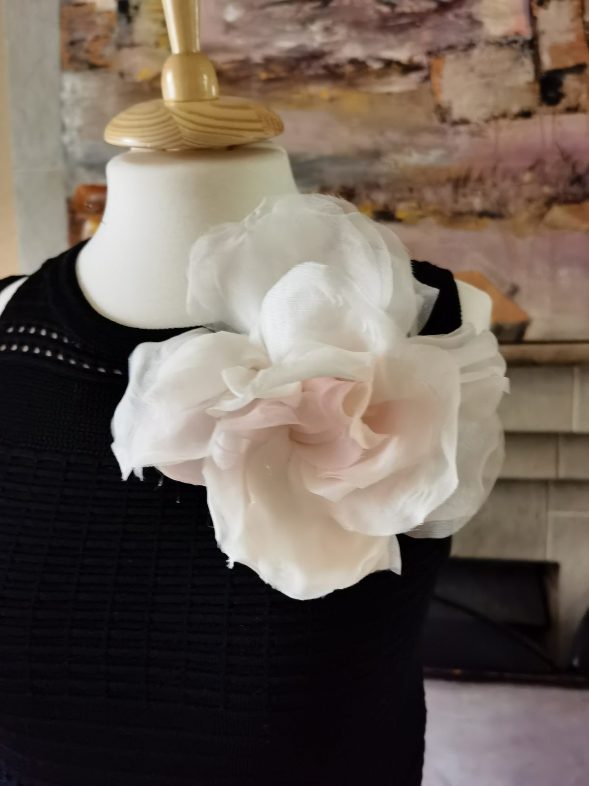 Брошь цветок на платье. Шелковая роза пудрового цвета