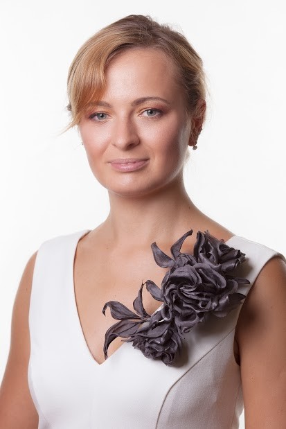 Брошь цветок из ткани на платье