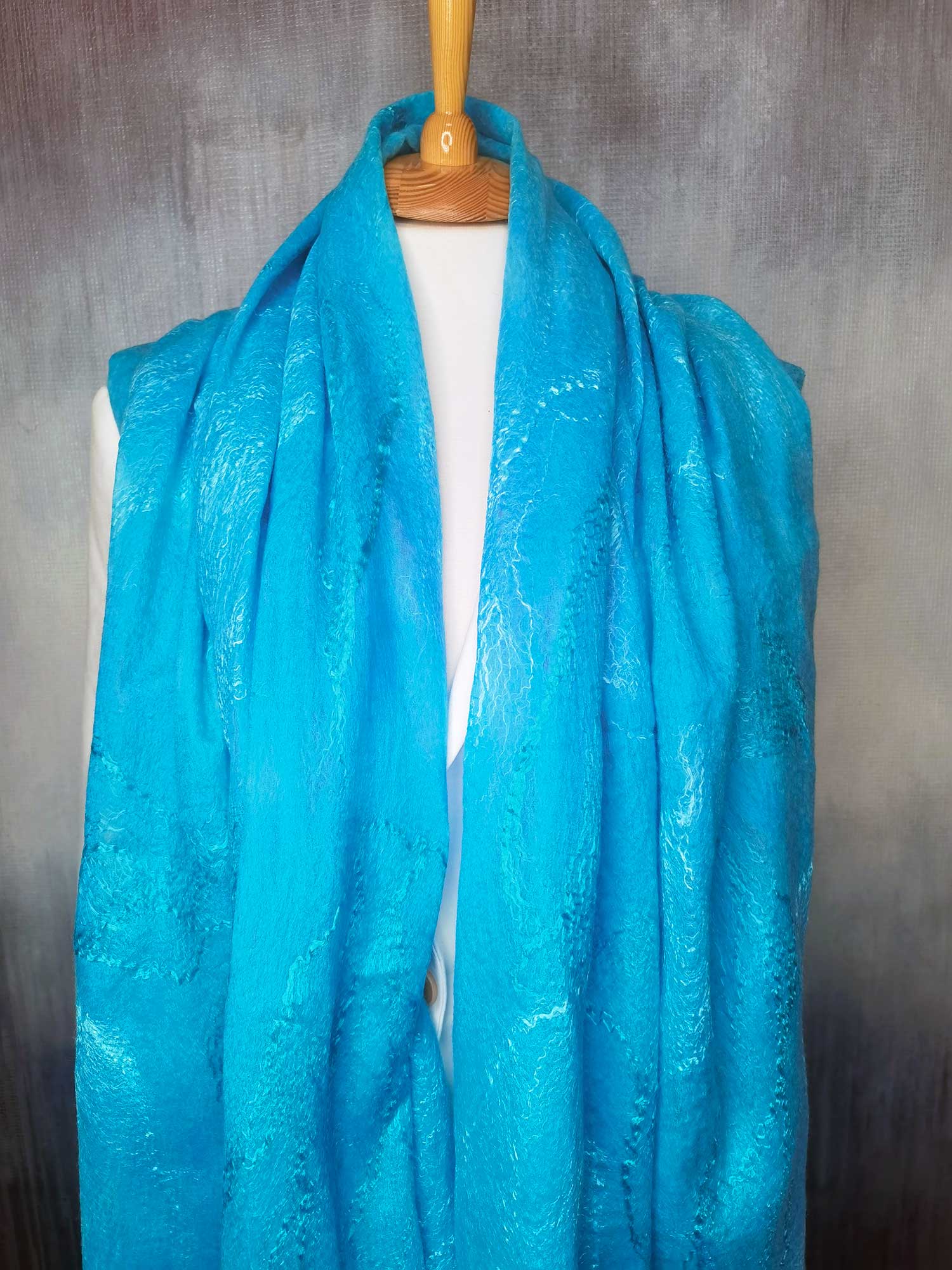 Палантин женский голубой из шелка и шерсти валяный ручной работы