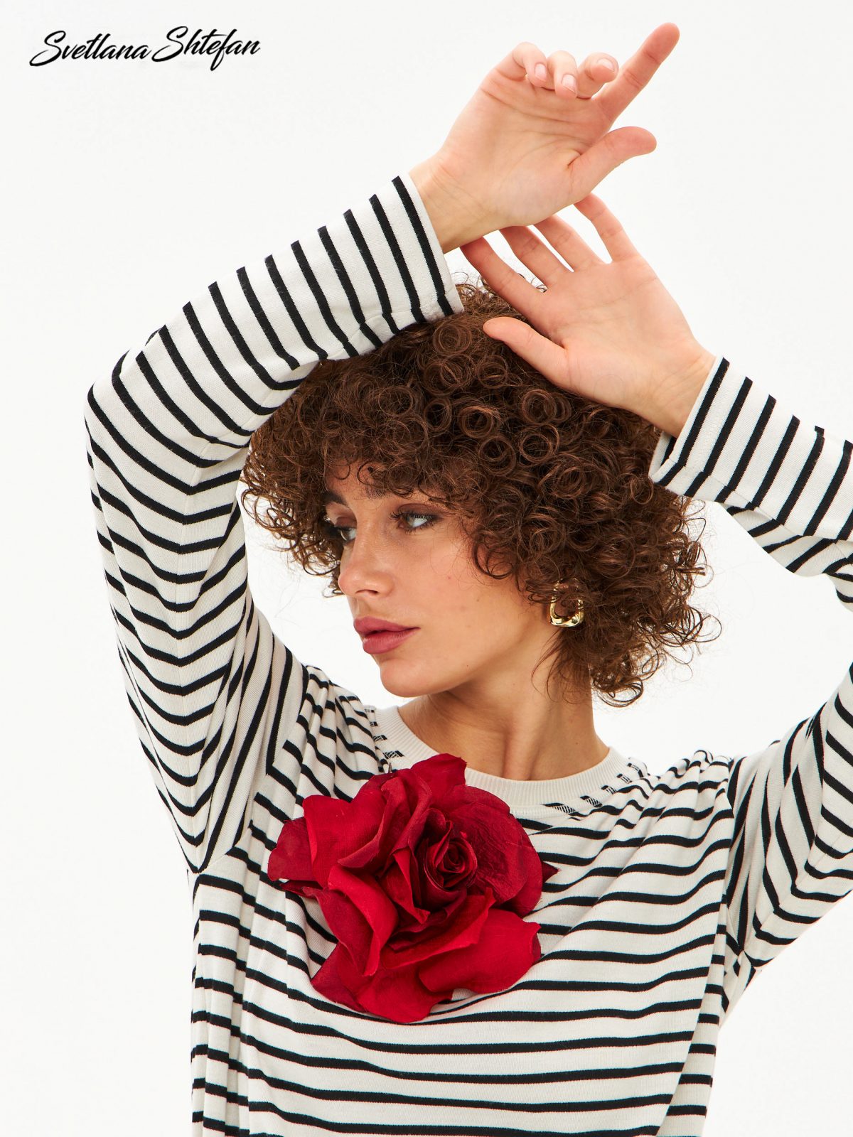 Брошь цветок на платье