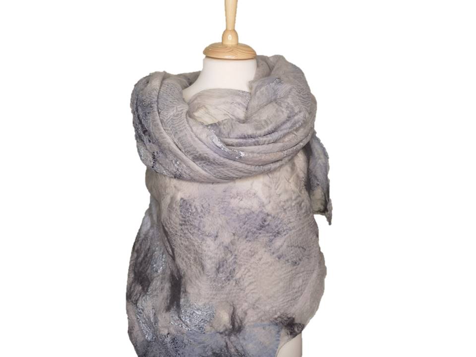 Серый палантин женский из шерсти и шелка