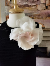 Брошь цветок на платье. Шелковая роза пудрового цвета - превью 1