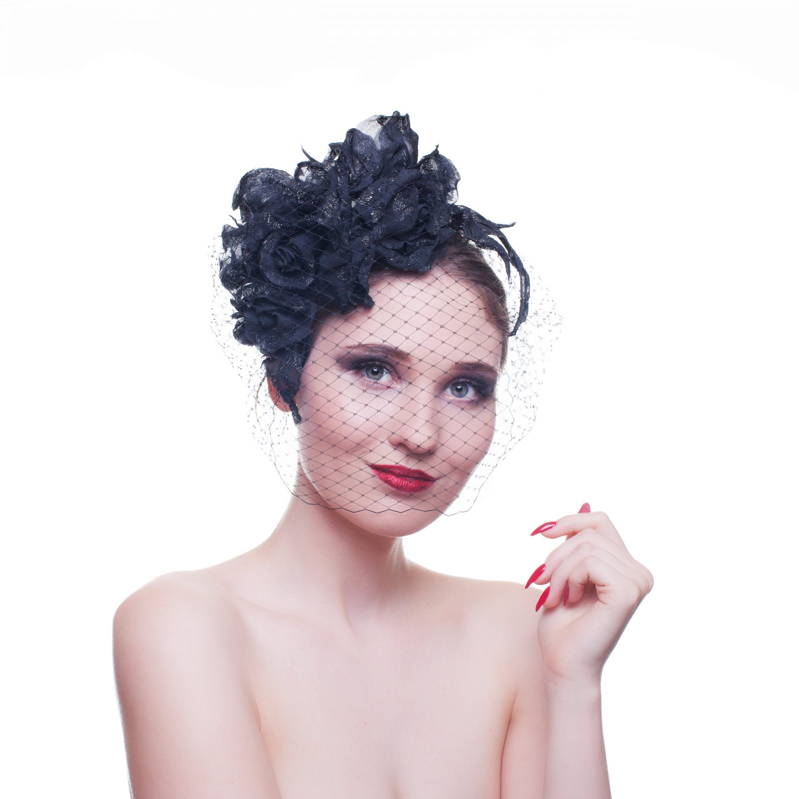 Черная шляпка с вуалью для скачек