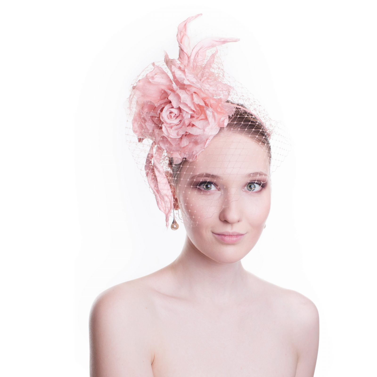 Шляпка с вуалью свадебная для скачек коктейльная