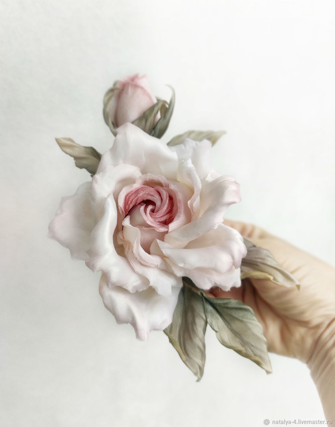 Шелковая брошь-хризантема синего цвета - 1