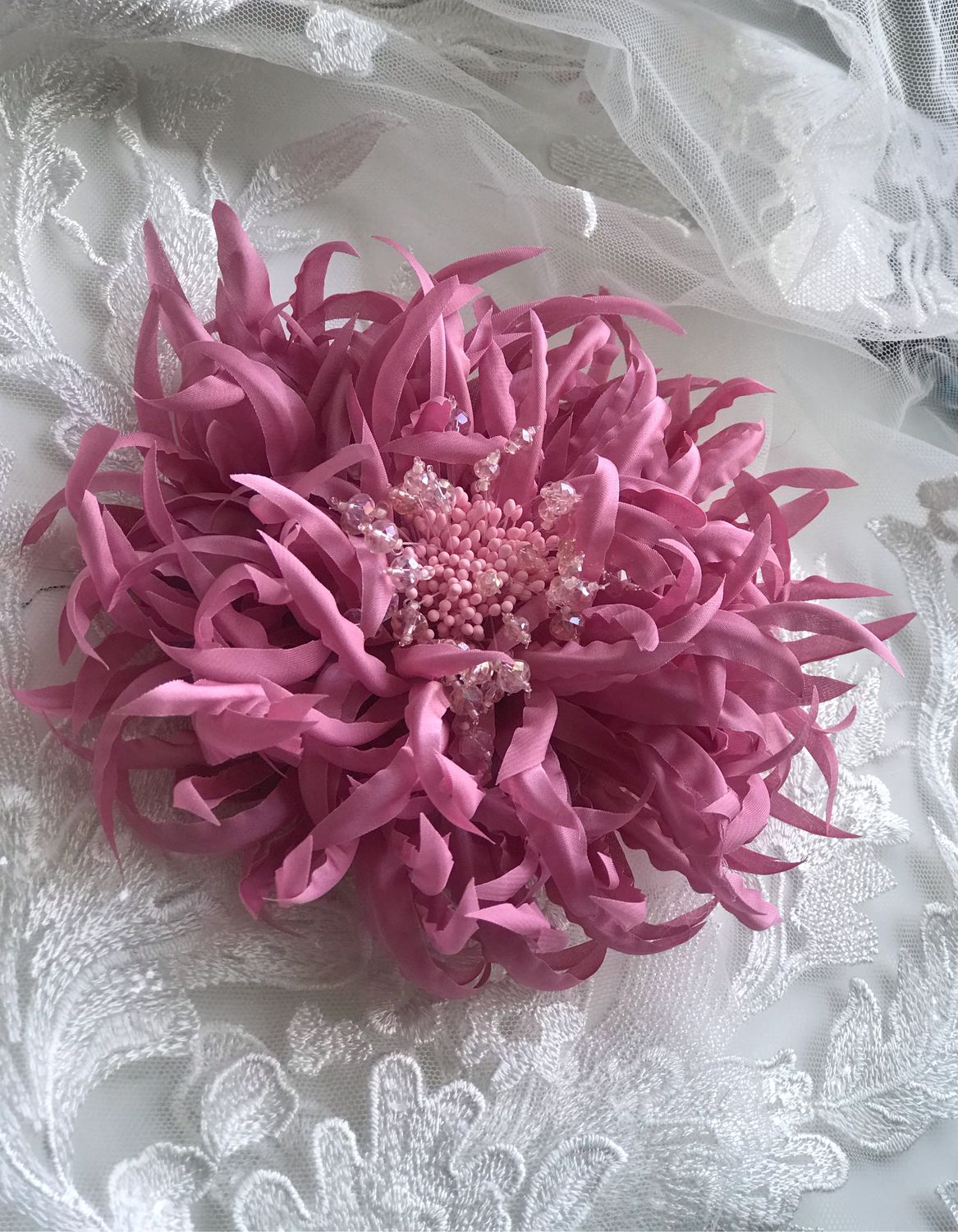 Брошь-цветок из ткани молочного цвета - 1